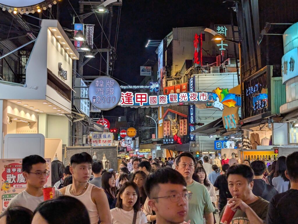 台中逢甲夜市是全台灣最大的夜市