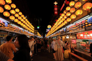 基隆廟口夜市，是一座圍繞著百年廟宇奠濟宮、全天候運轉的美食博物館。