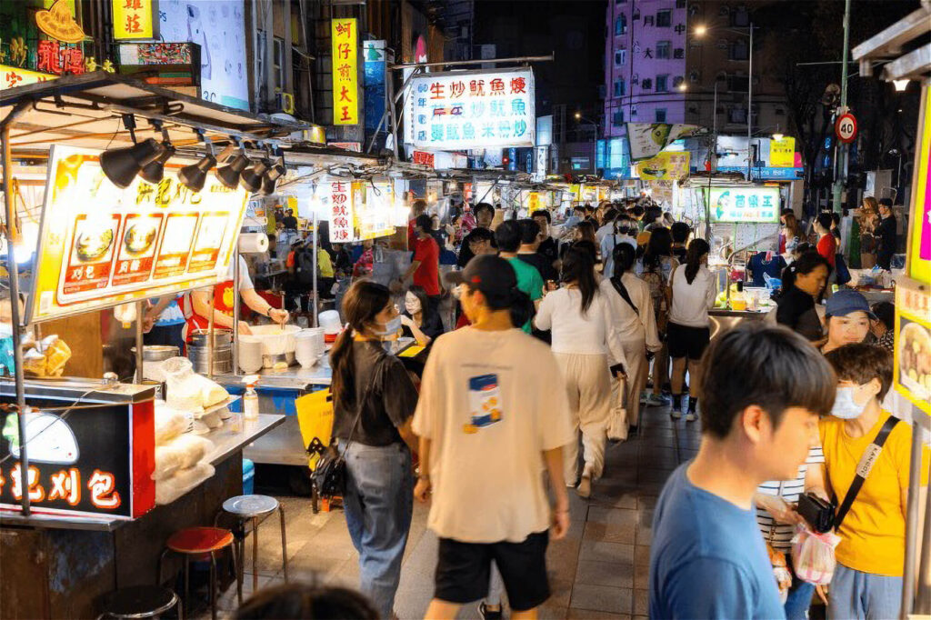 寧夏夜市坐落於台北大同老城區，是一條集中在寧夏路上的「美食長廊」。